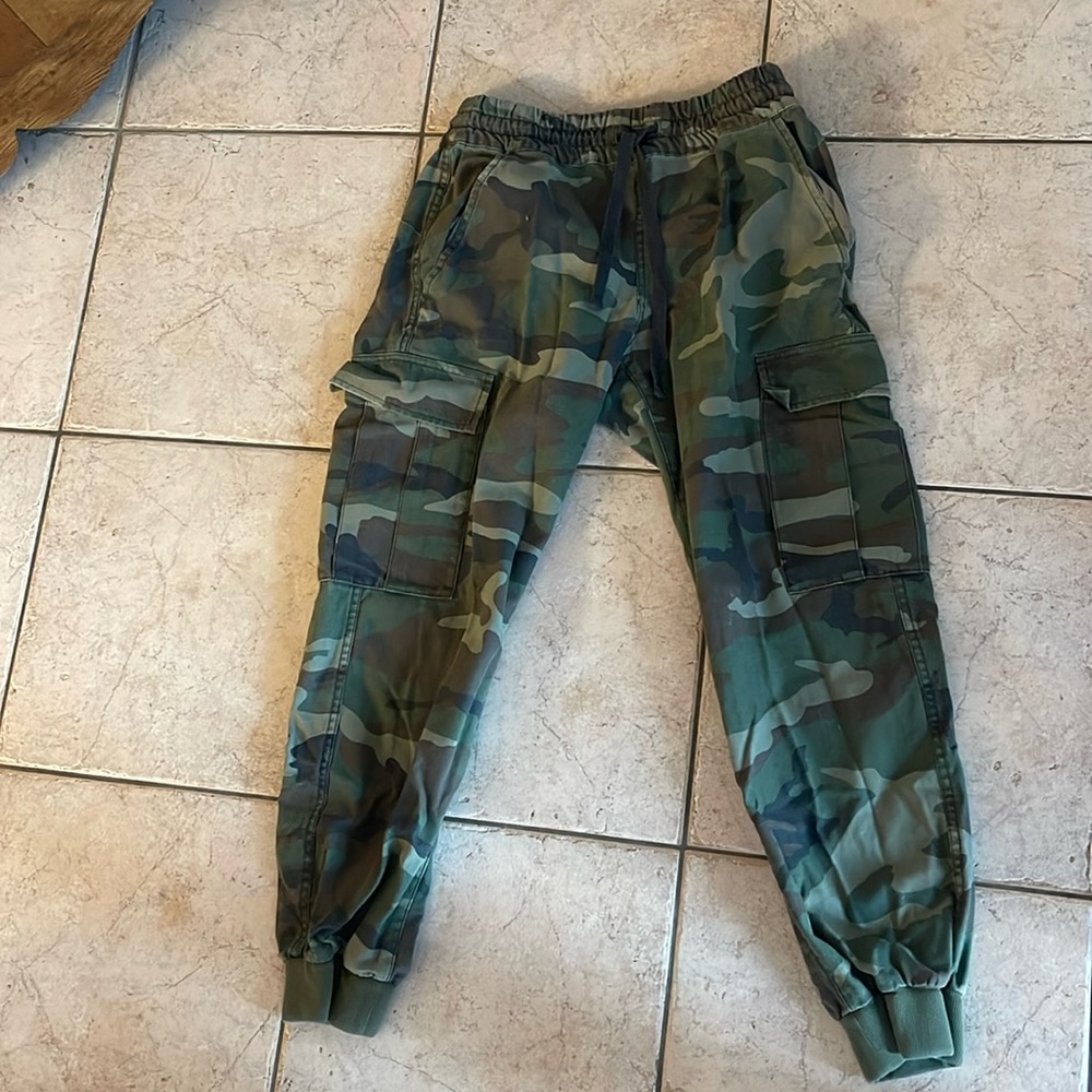 Aritzia camo pant size small